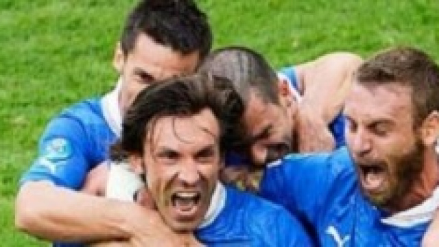 Pirlo festeggiato dai compagni dopo un gol.