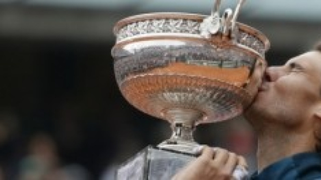 Rafa Nadal che alza il trofeo dello slam di Parigi