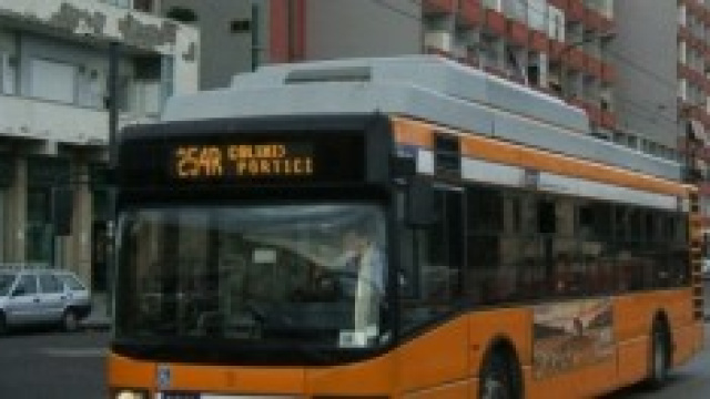 Un autobus per le strade di Napoli
