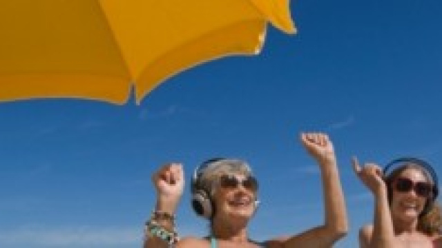 Anziani al mare sotto l'ombrellone