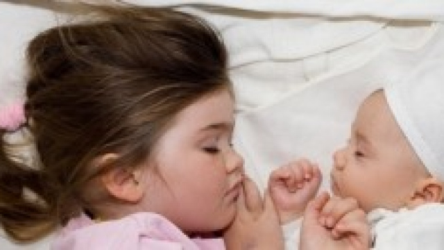 dormire nel lettone rassicura e rasserena 