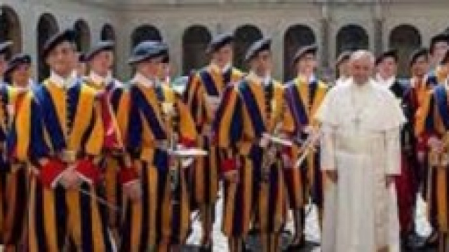 Papa Francesco tra le guardie svizzere