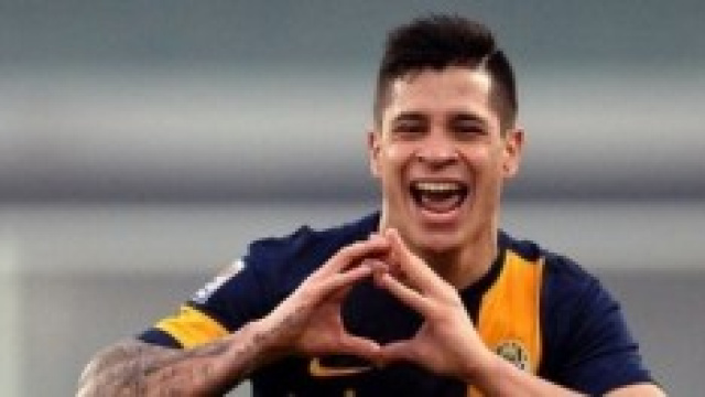 Juan Manuel Iturbe con la maglia del Verona.