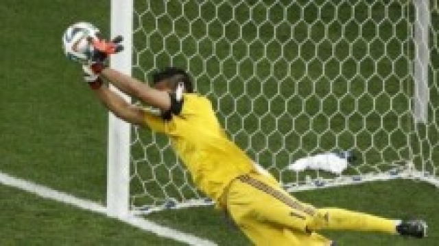 Romero neutralizza il rigore decisivo di Snejider