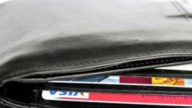 Trova portafoglio pieno e lo consegna alla polizia