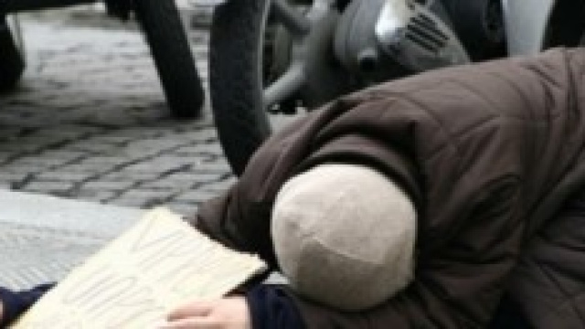 Un povero che chiede la carit&agrave;