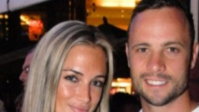 Pistorius in una foto d'archivio con Reeva. 