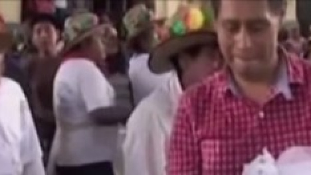 il sindaco sposa un coccodrillo