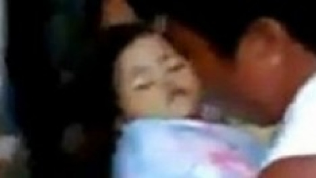 La bambina portata via dal padre dopo il risveglio