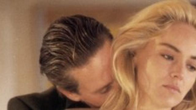 Sharon Stone con Michael Douglas in Basic Instinct