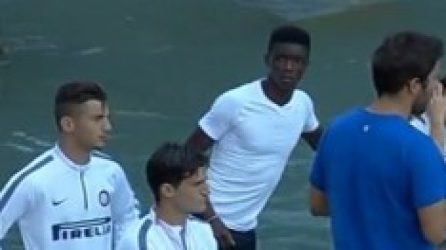 L'Inter si allena anche nel fiume a Pinzolo. 
