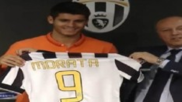 La consegna della maglia ad Alvaro Morata.