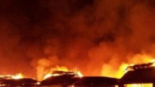 L'immagine dell'incendio doloso di Bagnoli