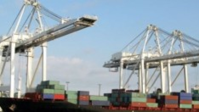 Nave cargo a Gioia Tauro.