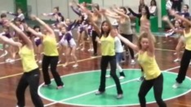 ragazzi in palestra  in forma con il Sambafit