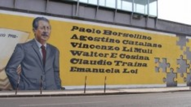 La parete esterna del carcere di Catania