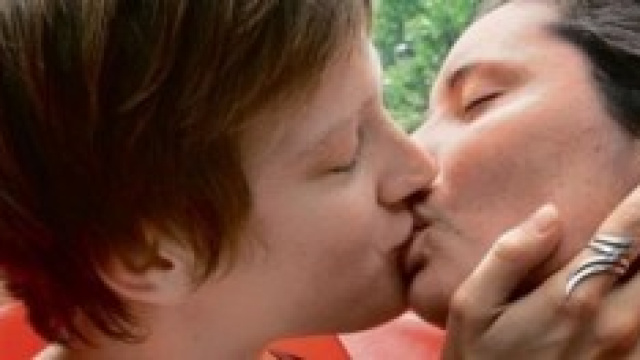 un bacio fra due persone omosessuali.