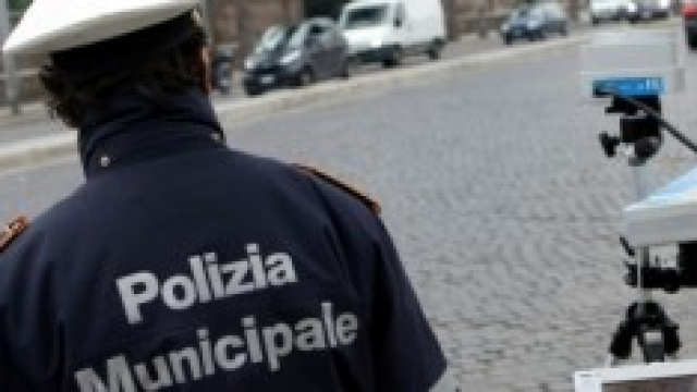 Un vigile che controlla la velocit&agrave;