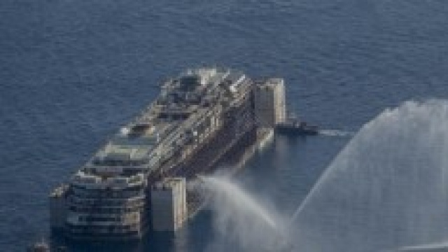 La Costa Concordia lascia l'Isola del Giglio