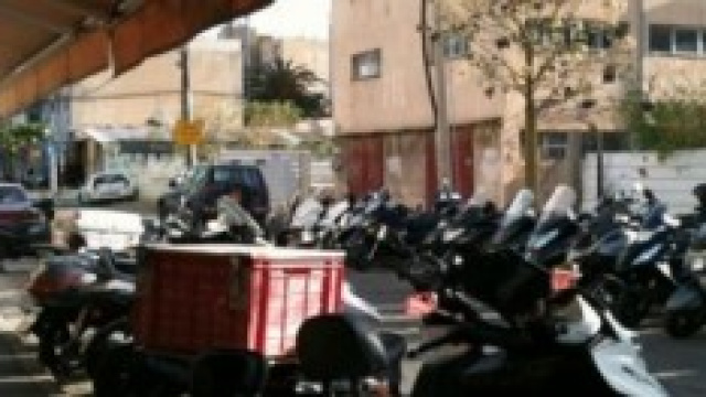 Foto di scooter e moto in sosta
