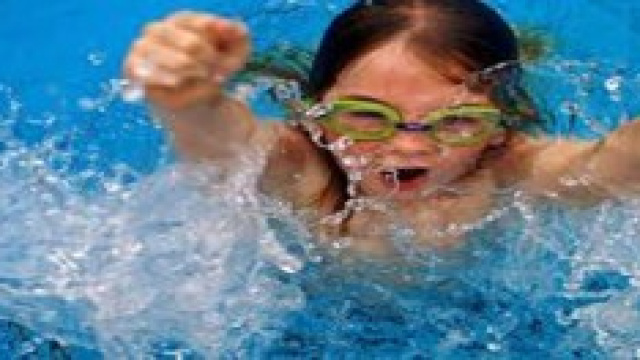 Genitori e bambini al mare in sicurezza