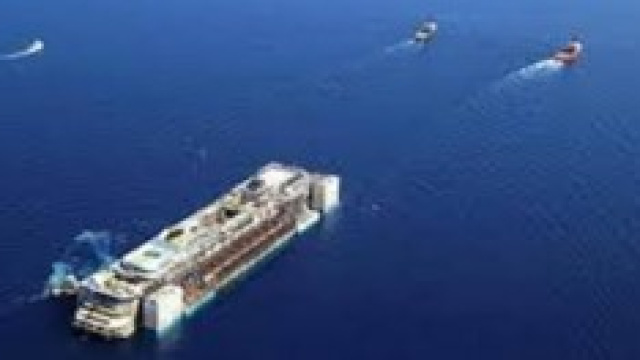 la Costa Concordia rimorchiata verso genova