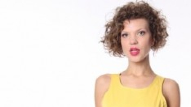 L'abito giallo &egrave; un must have di stagione