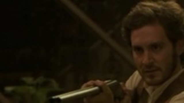 Tristan punta il fucile contro Olmo e Francisca.