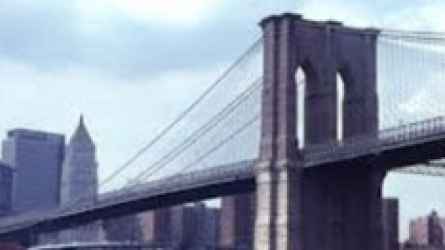 Crolla facciata del ponte di Brooklyn.