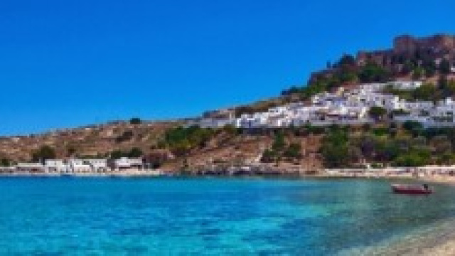 La spiaggia di Lindos con Rodi citt&agrave; sullo sfondo