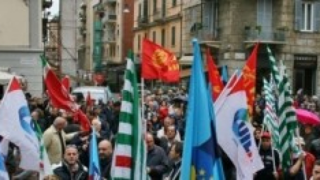 Sindacati e insegnanti durante uno sciopero