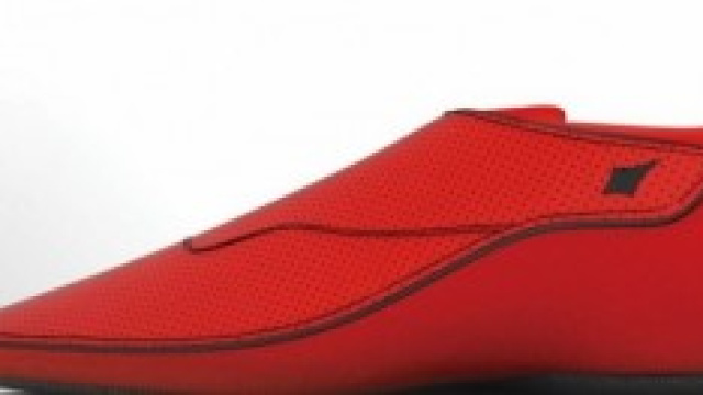 Un modello della nuova scarpa Lechal