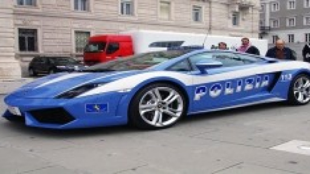La polizia scende in piazza 