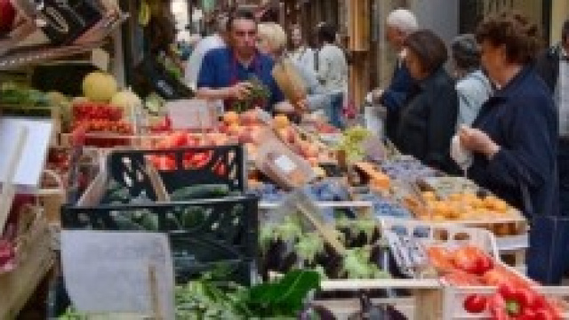 Immagine di un banco di frutta e verdura