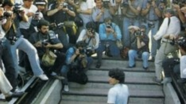 Maradona mentre sale le scale del San Paolo