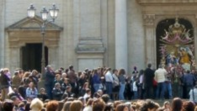 Omaggio al boss con la statua della madonna 