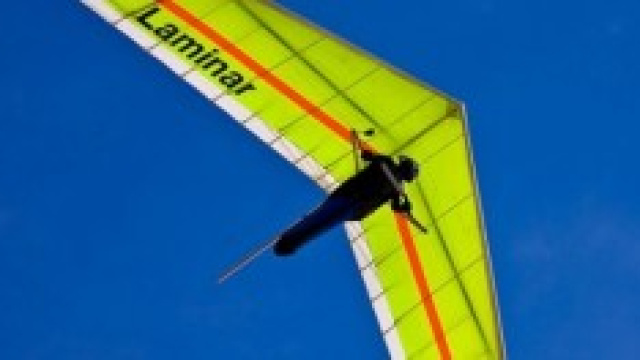 Immagine di un deltaplano in volo