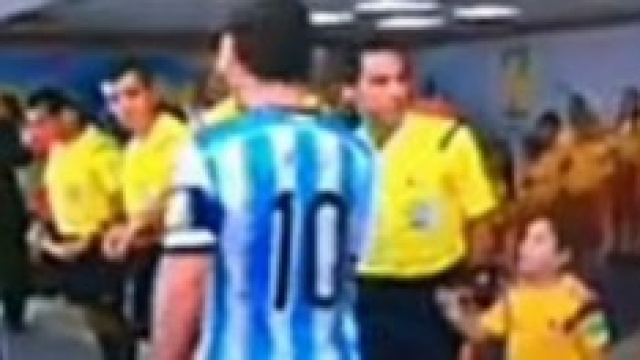 Messi snobba un bambino che vuole salutarlo