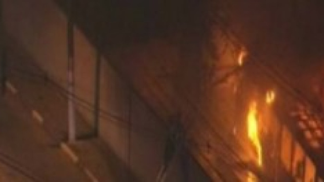 Uno degli autobus dati alle fiamme