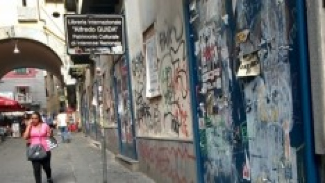 I cancelli chiusi della libreria Guida