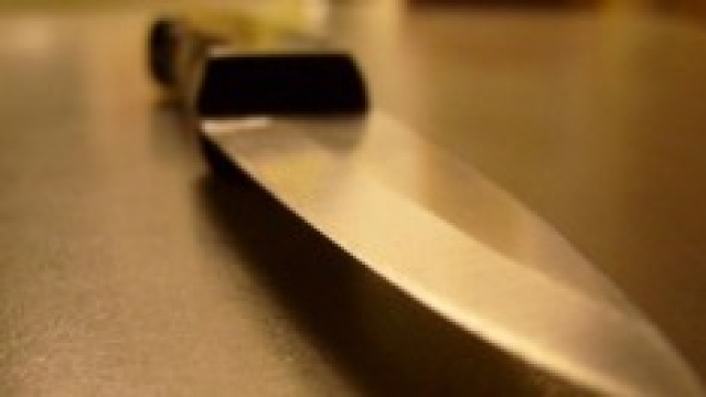 Gli entra coltello nel cranio ma non sente nulla