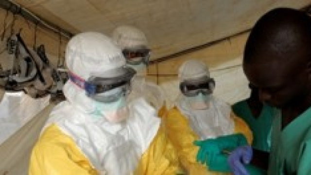 Operatori sanitari che lottano contro il virus