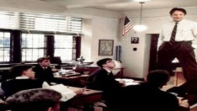 Robin Williams nel film "L'attimo fuggente"