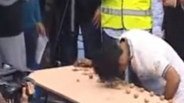 Testa dura realizza record rompendo 155 noci in 1m