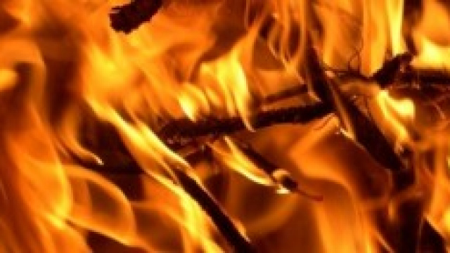 Ischia, l'isola delle vacanze, brucia