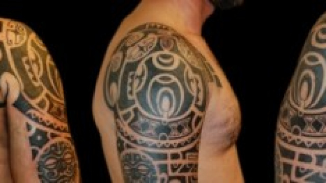 Un tipico tatuaggio con simbolo maori