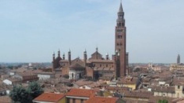 Cremona, il Torrazzo e il minareto