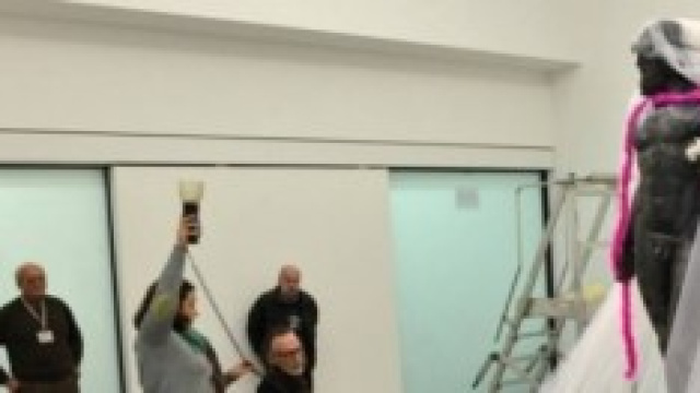 Gerald Bruneao fotografa i bronzi abbigliati