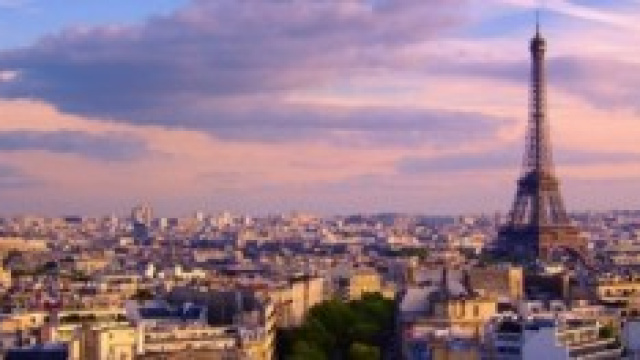 La Tour Eiffel a Parigi al tramonto