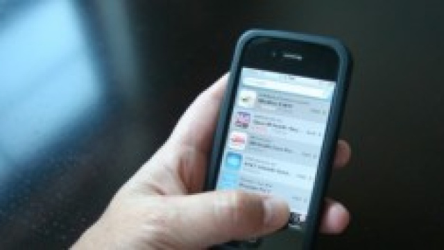 Usare lo smartphone a letto provoca insonnia?